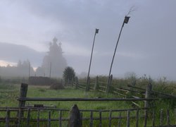 Karmniki na palach przy płocie