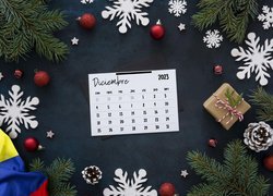 Kartka z kalendarza wśród gałązek i bombek