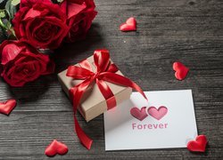 Kartka z napisem Forever obok prezentu i róż