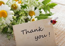 Kartka z podziękowaniem przy bukiecie kwiatów