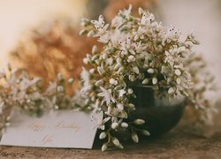 Kartka z życzeniami przy wazonie z drobnymi kwiatkami