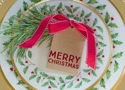 Kartonik z kokardką i napisem Merry Christmas na talerzu