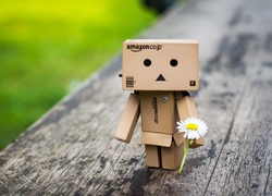 Kartonowy Danbo z kwiatem stokrotki