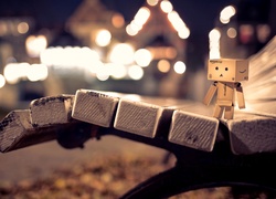 Kartonowy ludzik Danbo stoi na ławce