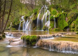 Wodospad, Kaskada Cascades de tufs, Miejscowość Baume Les Messieurs, Departament Jura, Francja