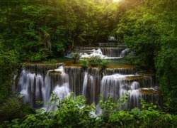 Kaskadowy wodospad Erawan w tajlandzkiej prowincji Kanchanaburi