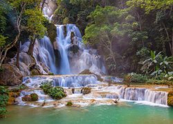 Kaskadowy wodospad Kuang Si Falls w Laosie