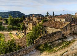 Hiszpania, Katalonia, Prowincja Tarragona, Wioska Siurana de Prades, Domy, Mur, Drzewa, Roślinność