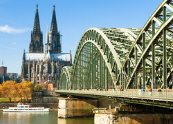 Katedra i łukowy most Hohenzollernów nad rzeką Ren w Kolonii
