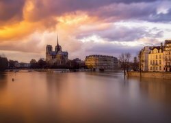 Katedra Notre Dame nad rzeką Sekwaną