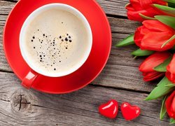 Kawa obok serc i tulipanów