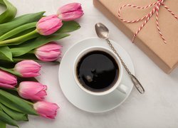 Kawa z bukietem tulipanów i prezentem