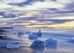 Kawałki lodu nad brzegiem morza