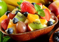 Kawałki owoców w misce
