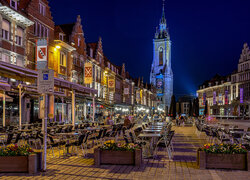 Kawiarnie na Grand Place w belgijskim mieście Tournai nocą