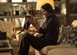 Keanu Reeves trzymający szczeniaka