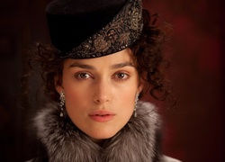 Keira Knightley otulona futrem