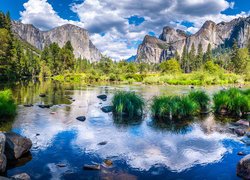 Góry, Rzeka, Merced River, Kępki, Zielona, Trawa, Park Narodowy Yosemite, Kalifornia, Stany Zjednoczone