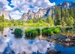 Stany Zjednoczone, Stan Kalifornia, Park Narodowy Yosemite, Zielona, Trawa, Rzeka Merced, Drzewa, Góry Sierra Nevada, Chmury