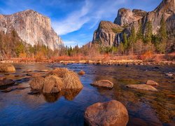 Park Narodowy Yosemite, Góry Sierra Nevada, Rzeka, Merced River, Kępy, Trawy, Kamienie, Drzewa, Chmury, Jesień, Kalifornia, Stany Zjednoczone