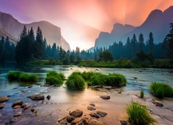 Park Narodowy Yosemite, Góry Sierra Nevada, Rzeka, Merced River, Kępki, Trawy, Drzewa, Chmury, Kalifornia, Stany Zjednoczone