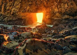 Stany Zjednoczone, Kalifornia, Wybrzeże, Big Sur, Skały, Jaskinia, Keyhole Arch, Przebijające Światło