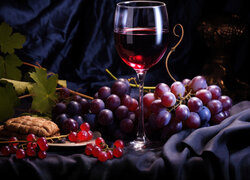 Kieliszek czerwonego wina i winogrona
