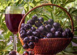 Kieliszek wina i winogrona w koszyku