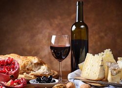 Kieliszek wina obok sera i pieczywa