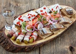 Kieliszek, Wódka, Zakąska, Śledzie, Ogórki, Boczek, Twarożek, Papryka, Cebula, Pieczywo, Drewno