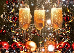 Kieliszki szampana i bombki w noworocznej kompozycji
