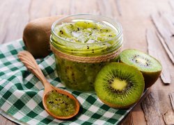 Kiwi w słoiczku i obok na ściereczce