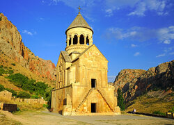 Klasztor Norawank z wieżą w Armenii