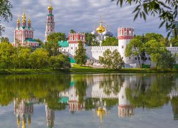Klasztor Nowodziewiczy nad rzeką Moskwa w Moskwie