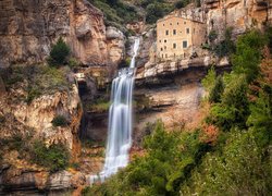 Klasztor, Sant Miquel del Fai, Omszałe, Skały, Wodospad, Drzewa, Rośliny, Bigues i Riells, Katalonia, Hiszpania
