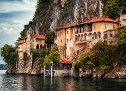 Klasztor, Kościół, Santa Caterina del Sasso, Skała, Jezioro, Lago Maggiore, Leggiuno, Włochy