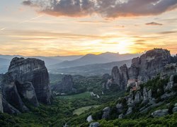 Klasztor Warłama na skałach w Grecji
