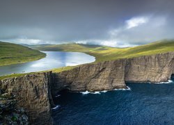 Klif pomiędzy morzem a jeziorem Sorvagsvatn na Wyspach Owczych