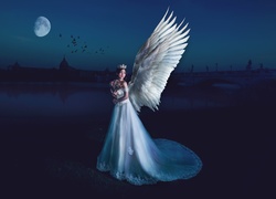 Kobieta anioł w świetle księżyca