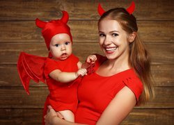 Kobieta i dziecko w kostiumach na Halloween