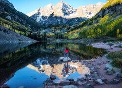 Góry Skaliste, Szczyty Maroon Bells, Jezioro Maroon Lake, Drzewa, Jesień, Kobieta, Odbicie, Stan Kolorado, Stany Zjednoczone