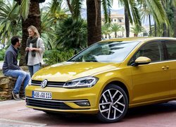 Kobieta i mężczyzna przy samochodzie Volkswagen Golf 7 Facelift