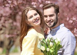 Kobieta i mężczyzna z tulipanami