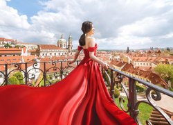 Kobieta na balkonie w czerwonej sukni