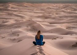 Kobieta na pustyni
