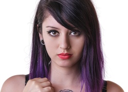 Kobieta o fioletowych włosach i w makijażu