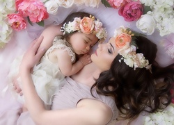Kobieta obejmująca śpiące dziecko