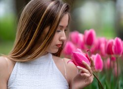 Szatynka, Kobieta, Tulipany