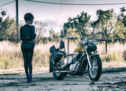Kobieta obok motocykla