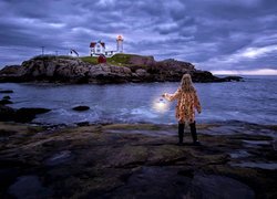 Morze, Skały, Latarnia morska, Nubble Lighthouse, Kobieta, Lampa, Cape Neddick, Stan Maine, Stany Zjednoczone